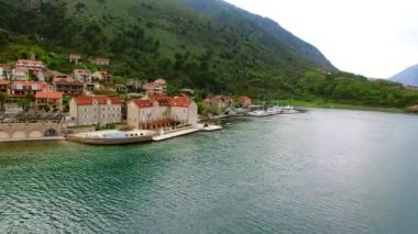 Karadağ'daki kıyı Kotor Koyu'ndaki elit oteli. Hava ateş etme