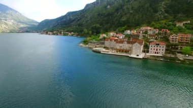 Karadağ'daki kıyı Kotor Koyu'ndaki elit oteli. Hava ateş etme