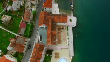Karadağ'daki kıyı Kotor Koyu'ndaki elit oteli. Hava ateş etme