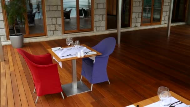 Une table dans un restaurant près de la mer, Kotor, Monténégro . — Video