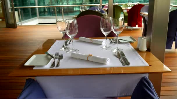 Une table dans un restaurant près de la mer, Kotor, Monténégro . — Video