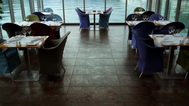 Tisch im Restaurant in der Nähe des Meeres, kotor, montenegro. — Stockvideo