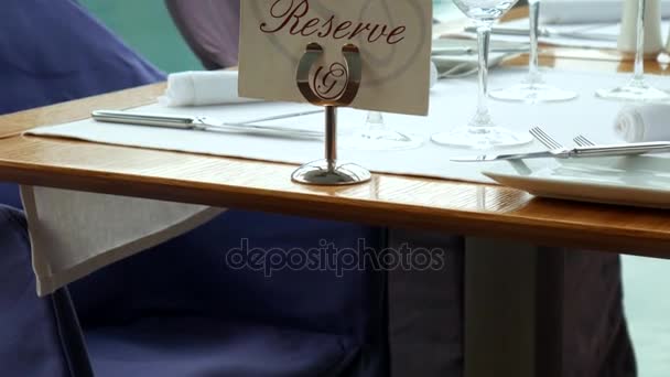 Ένα τραπέζι στο εστιατόριο κοντά στη θάλασσα, Κότορ, Μαυροβούνιο. — Αρχείο Βίντεο