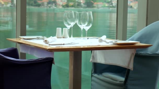 Ένα τραπέζι στο εστιατόριο κοντά στη θάλασσα, Κότορ, Μαυροβούνιο. — Αρχείο Βίντεο