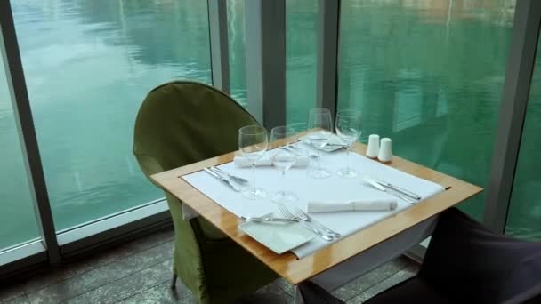 Una mesa en restaurante cerca del mar, Kotor, Montenegro . — Vídeos de Stock