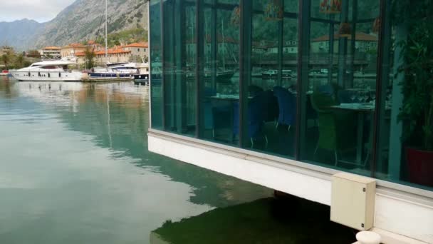 Cafe på vattnet. Cafe i fjärden av Kotor, Kotor, Montenegro. — Stockvideo