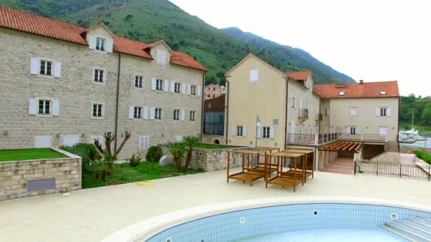 Elite ξενοδοχείο στον κόλπο ακτή του Κότορ στο Μαυροβούνιο. Εναέρια Φύγε — Αρχείο Βίντεο