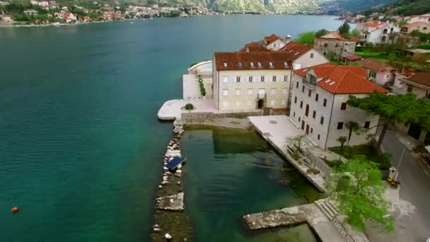 Hotel d'elite sulla riva della baia di Kotor in Montenegro. Spara aerea — Video Stock