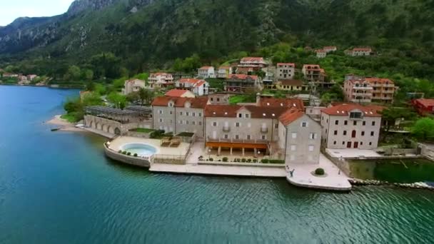 在黑山海岸的科托尔湾的精英酒店。空中嘘 — 图库视频影像