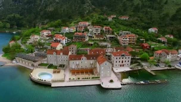 Elite-Hotel am Ufer der Bucht von Kotor in Montenegro. Luftschock — Stockvideo