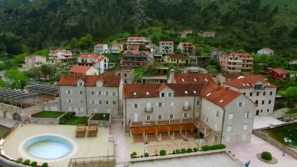 Hotel d'elite sulla riva della baia di Kotor in Montenegro. Spara aerea — Video Stock