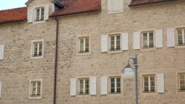 Beyaz pencere kepenkleri. Evlerin cephe