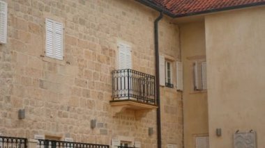 Beyaz pencere kepenkleri. Evlerin cephe