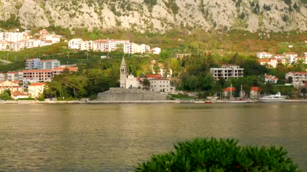 Stad "Dobrota" in de baai van Kotor, Montenegro — Stockvideo