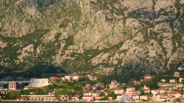 Stad "Dobrota" in de baai van Kotor, Montenegro — Stockvideo