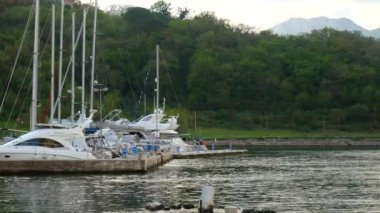 Yatlar, tekneler, gemiler Kotor Koyu'nun içinde Adriyatik Denizi