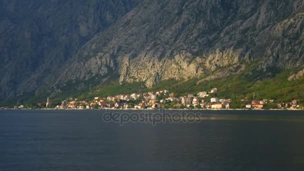 Πόλη «Dobrota» στον κόλπο του Κότορ, Μαυροβούνιο — Αρχείο Βίντεο