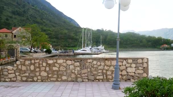 Yates, barcos, barcos en la Bahía de Kotor, Mar Adriático, Monteneg — Vídeos de Stock