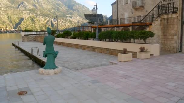 Hotel Elite en la orilla de la bahía de Kotor en Montenegro — Vídeo de stock