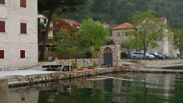 Elite hotel aan de kust van Kotor Bay in Montenegro — Stockvideo