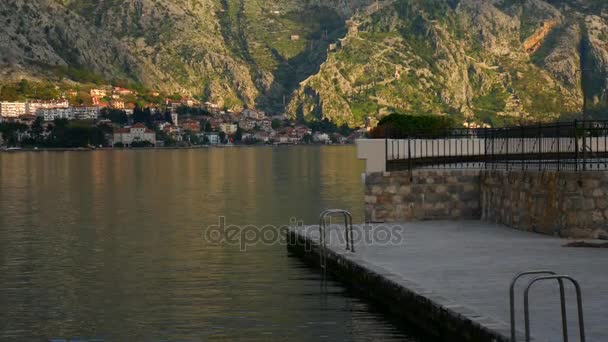 Eski kasaba Kotor, şehrin sokaklarında. Karadağ — Stok video