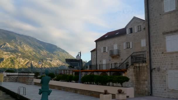 Elite-Hotel am Ufer der Bucht von Kotor in Montenegro — Stockvideo