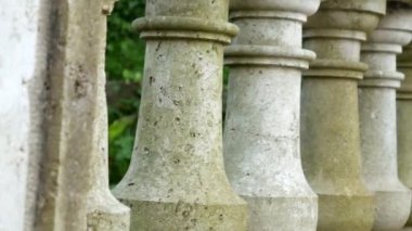 Antik Yunan sütunlar. Sveti Stefan yakın bölge Milocer Park