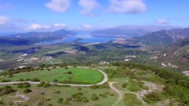 Karadağ üzerinden Fort Gorazde dağlarda görünümden. Kot