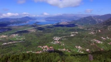 Karadağ üzerinden Fort Gorazde dağlarda görünümden. Kot