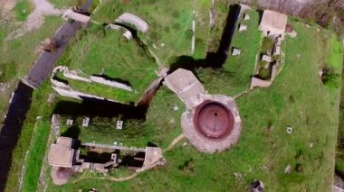 Karadağ üzerinden Fort Gorazde dağlarda görünümden. Kot