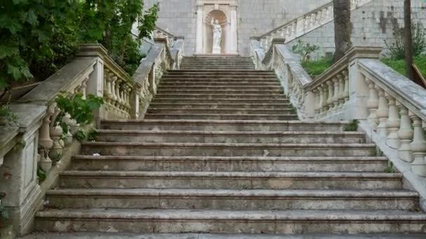 Prcanj, Montenegro, a escada da Natividade da Virgem Chu — Vídeo de Stock