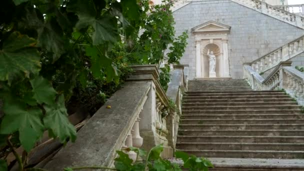 Prcanj, Montenegro, a escada da Natividade da Virgem Chu — Vídeo de Stock