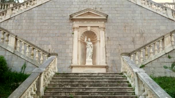 Prcanj, Montenegro, stegen av Födelsekyrkan i Virgin chu — Stockvideo
