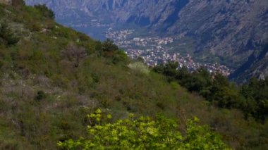 Kotor Körfezi tepelerden. Mount Lovcen için bay göster