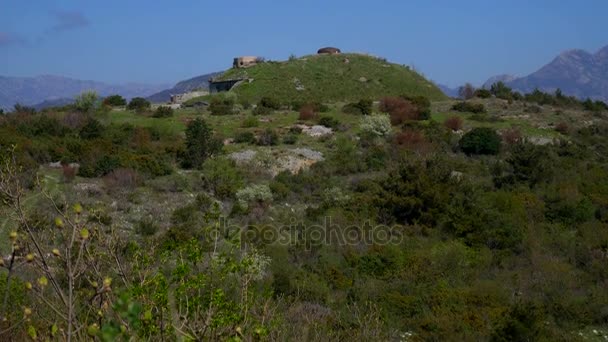 A kilátás a hegyekre, a Fort Gorazde Montenegróban. KOT — Stock videók