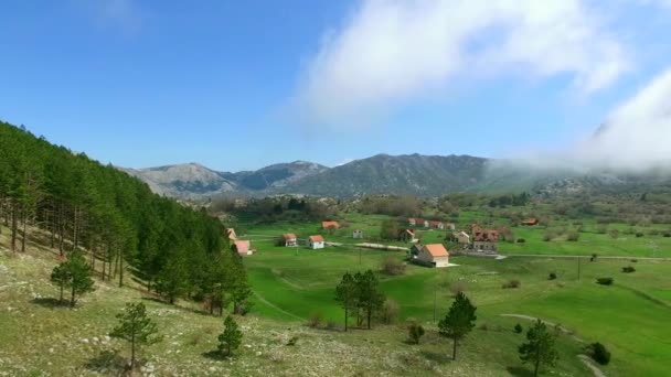 Het huis en de streek in de bergen. Het dorp Njegusi — Stockvideo