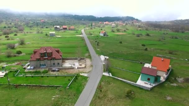 Huset och byn i bergen. Byn Njegusi — Stockvideo