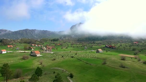 La casa y el pueblo en las montañas. El pueblo Njegusi — Vídeo de stock