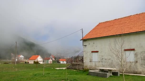 Rumah di pegunungan. Real estate Montenegro di atas gunung — Stok Video