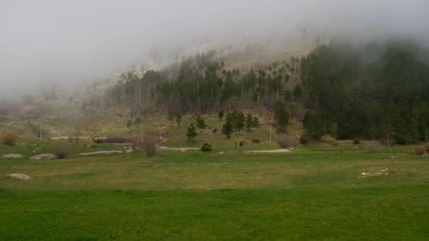 Kalın sis orman ve dağlar n Köyü — Stok video