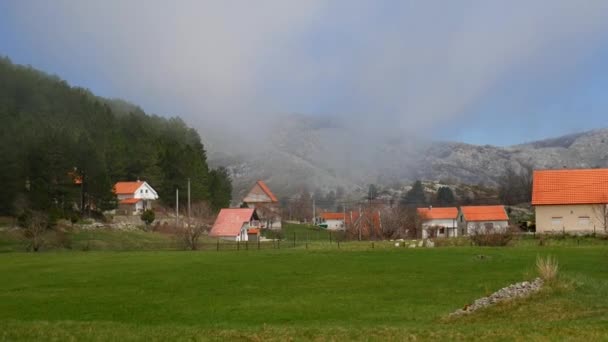 Chata v horách. Černohorský nemovitosti v držáku — Stock video