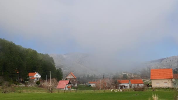 La casa en las montañas. Bienes raíces montenegrinos en el monte — Vídeo de stock