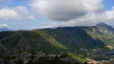 Kotor Körfezi tepelerden. Mount Lovcen için bay göster