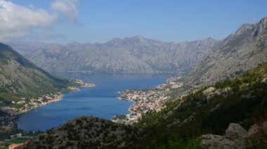 Kotor Körfezi tepelerden. Mount Lovcen için bay göster