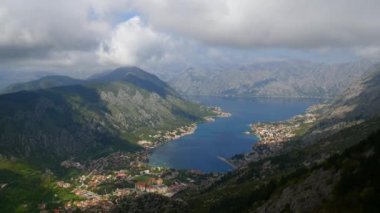 Kotor Körfezi tepelerden. Mount Lovcen için bay göster