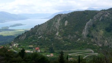 Lovcen Tivat dağ manzarası. Tivat Havaalanı. Lustica Penins