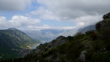 Kotor Körfezi tepelerden. Mount Lovcen için bay göster