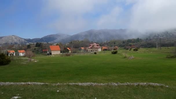 Huset i bergen. Montenegrinska fastigheter i fästet — Stockvideo