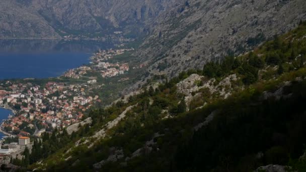 A Kotori-öbölben a magasból. Mount Lovcen kilátás az öbölre — Stock videók