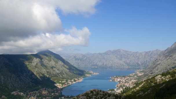 Baai van Kotor vanuit de hoogte. Uitzicht vanaf de berg Lovcen naar de baai — Stockvideo